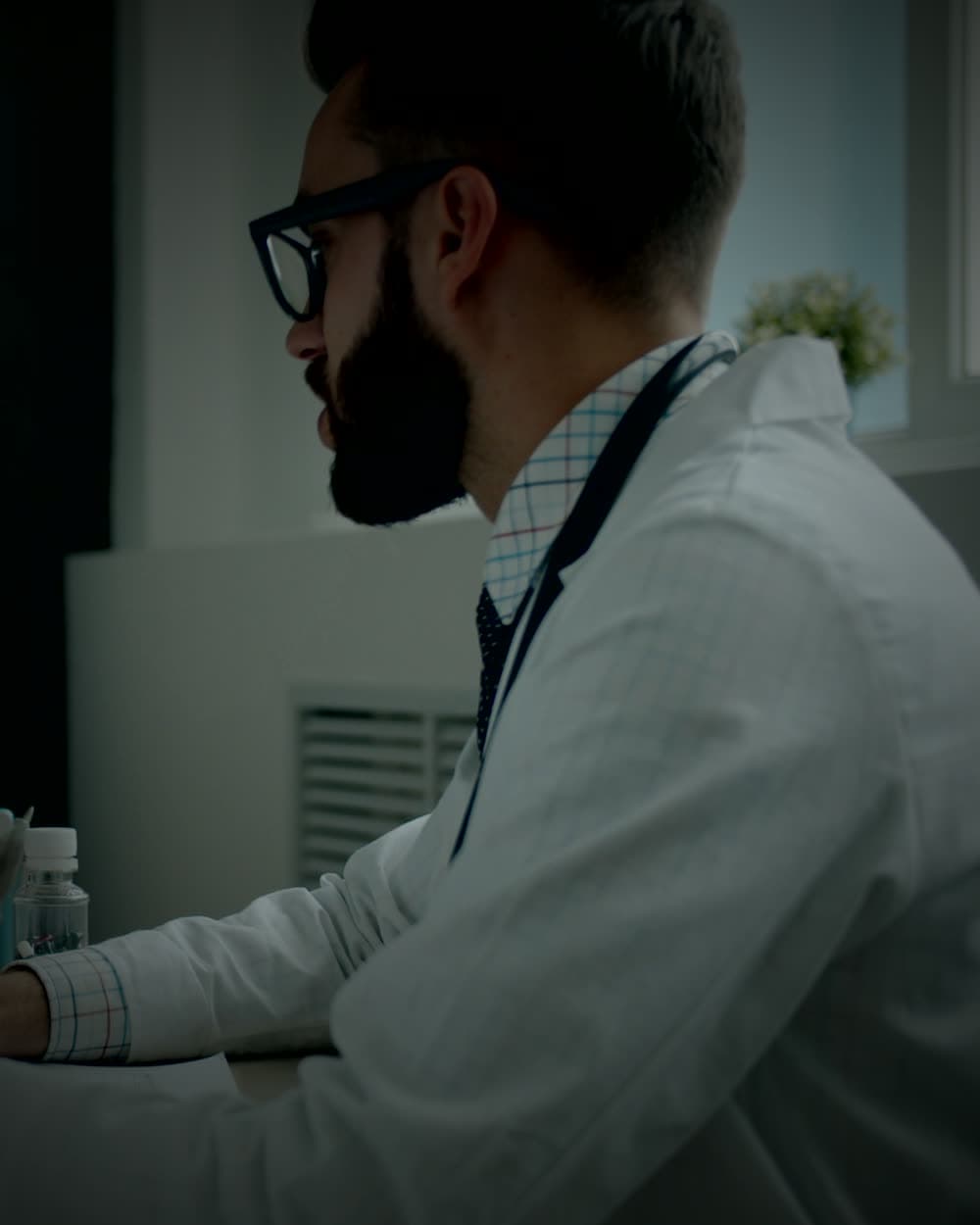 Médico atendendo um paciente por videochamada no notebook